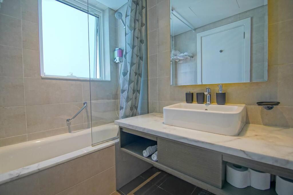 Luxury Hotel Apartment With A Canal View Dubai Dış mekan fotoğraf